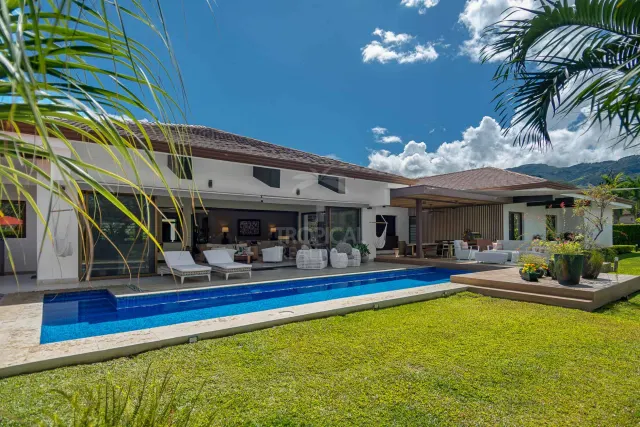 La Hacienda Cosmopolitan Chic – Exclusive Single-Level Luxury Estate in Santa Ana