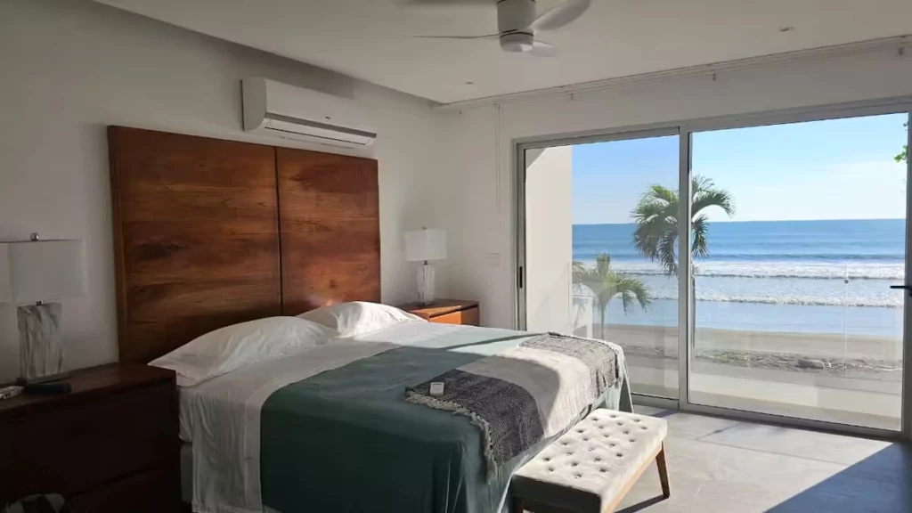 Bedroom opening onto a terrace with an uninterrupted view of the Pacific